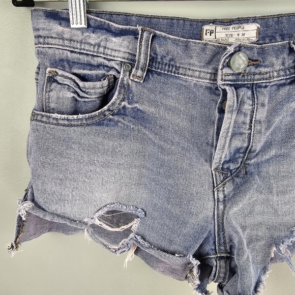 FREE PEOPLE Y2K Denim Blue Jeans Slight Pink Hue Distressed Short Shorts W Sz 26 - Picture 4 of 9
